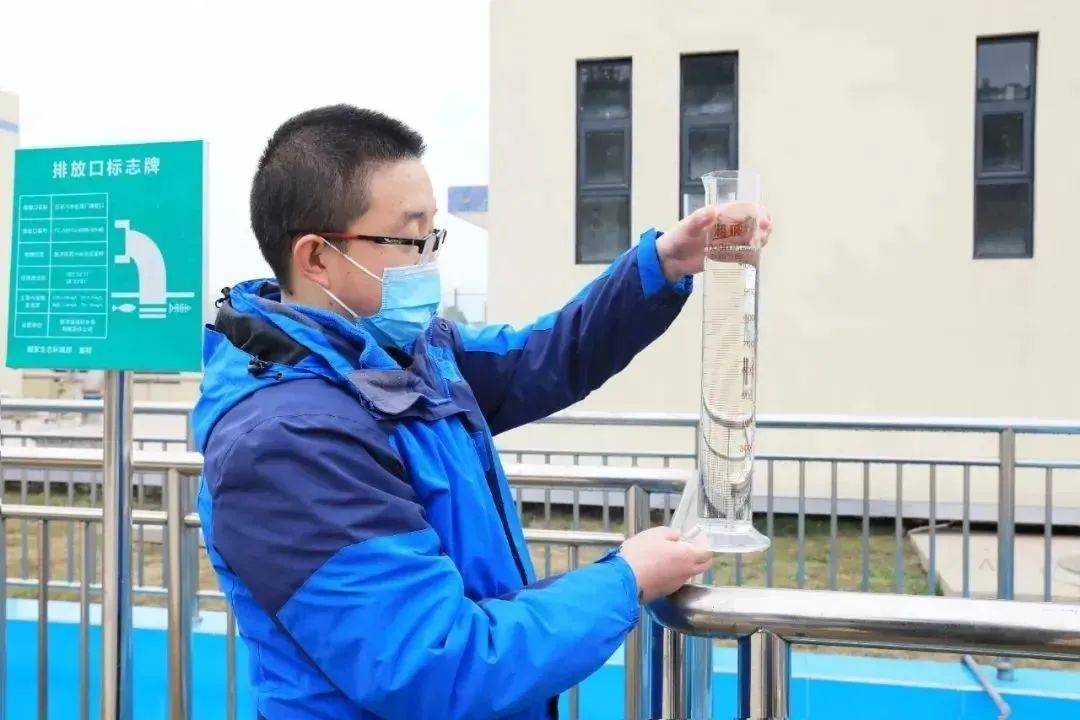 工作人员水样提取
